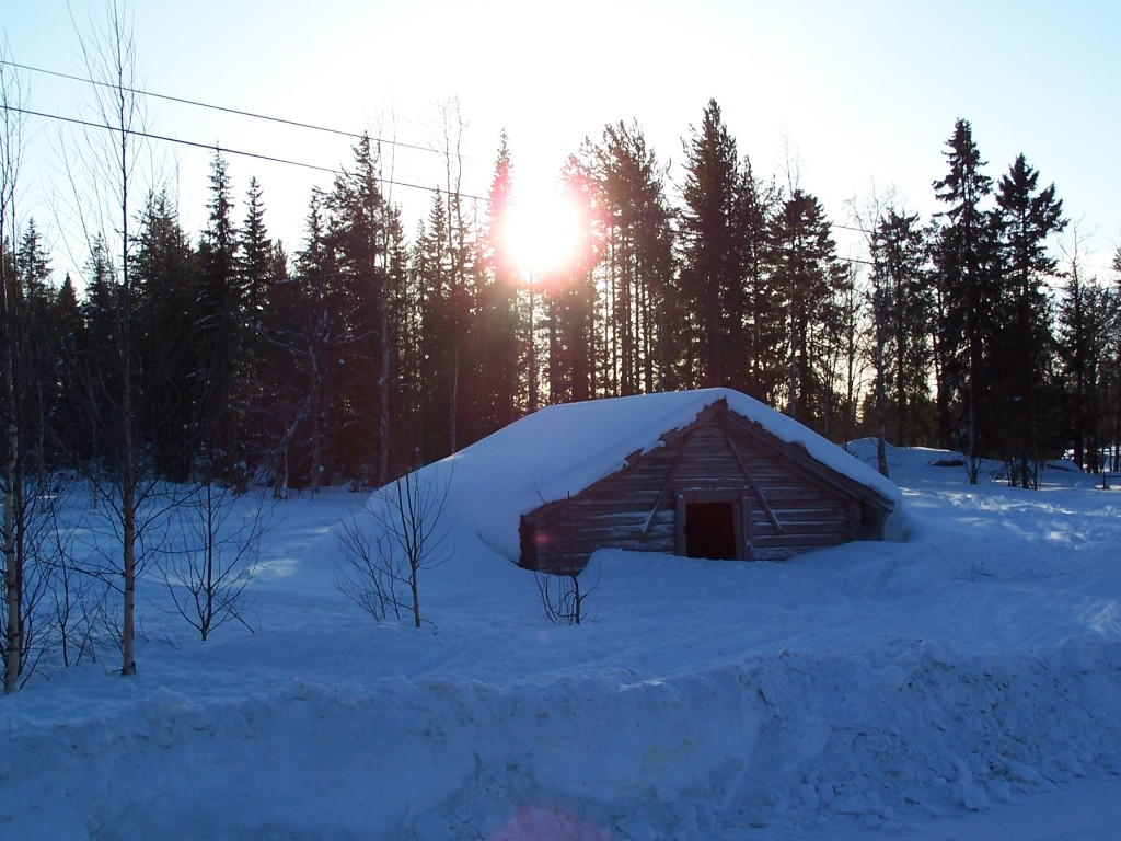 Maison recouverte de neige Junosuando Laponie