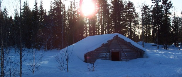 Cabane recouverte de neige Junosuando Laponie