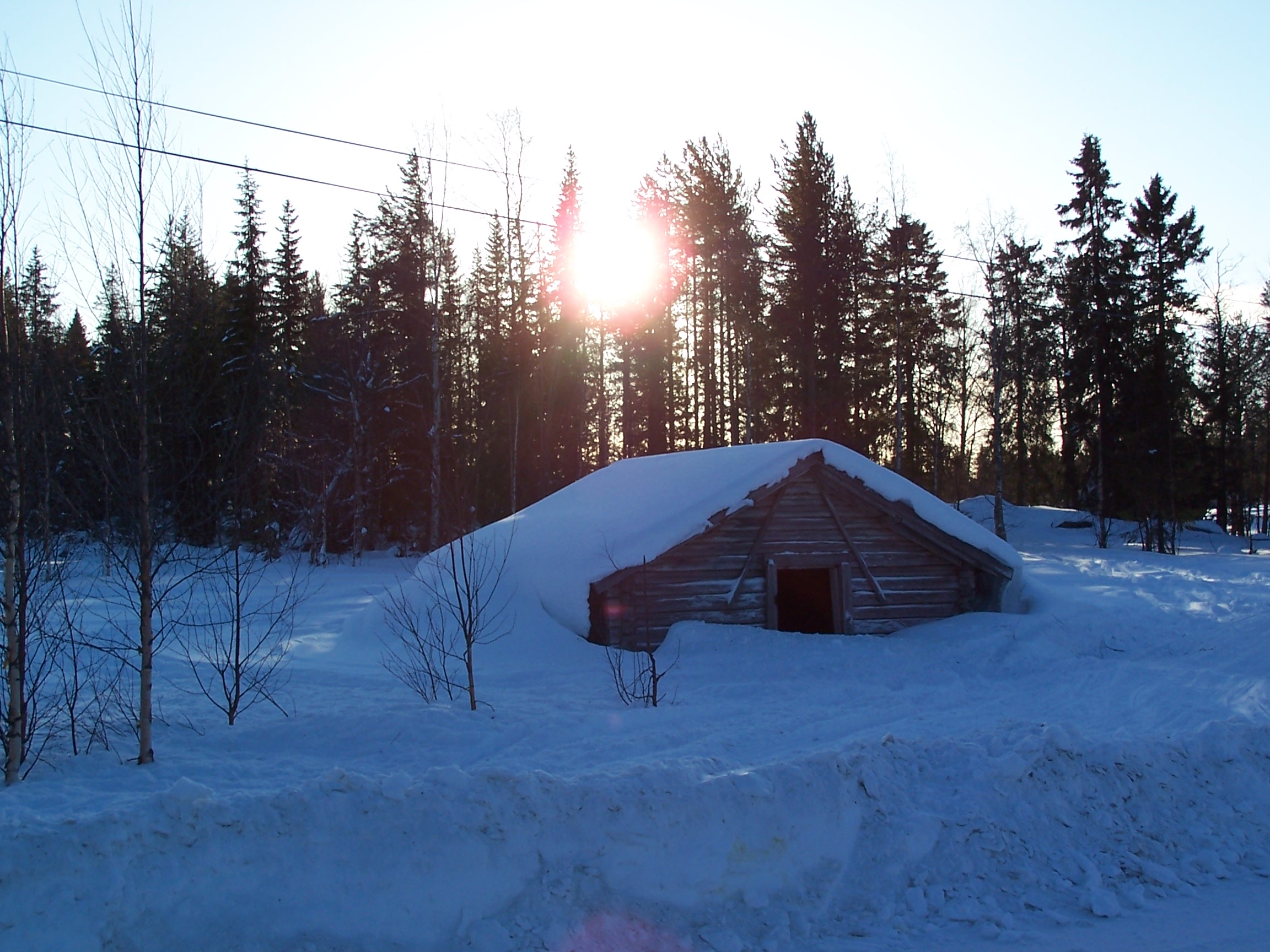 Cabane recouverte de neige Junosuando Laponie
