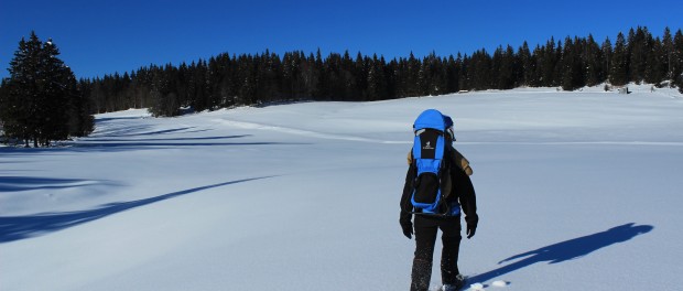 Un bébé en rando dans la neige