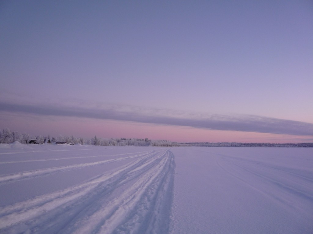 traces de motoneige sur lac laponie