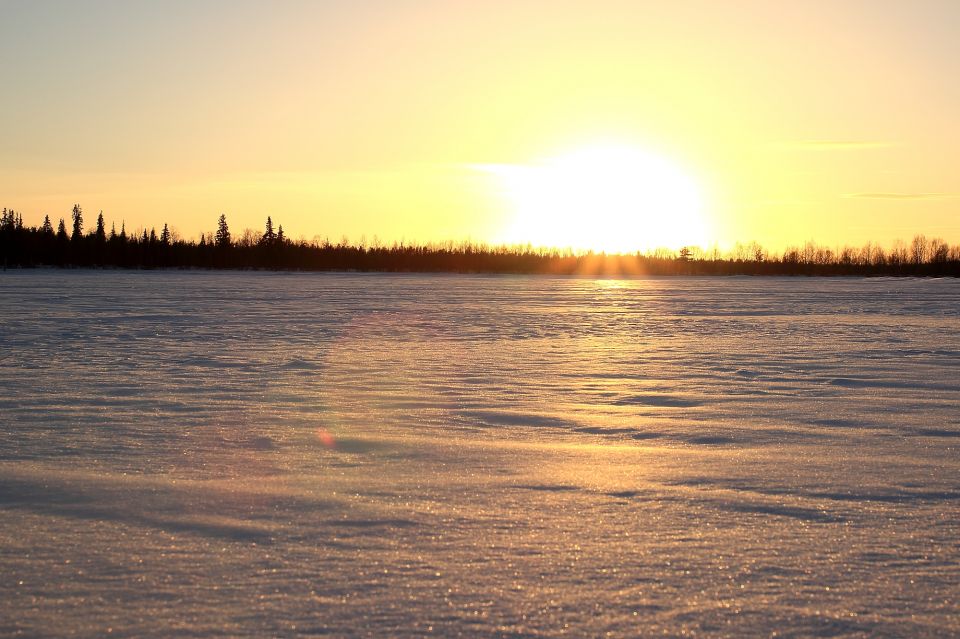 Sur le bord de la rivière Kalix en Laponie