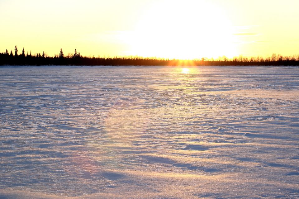 Sur le bord de la rivière Kalix en Laponie
