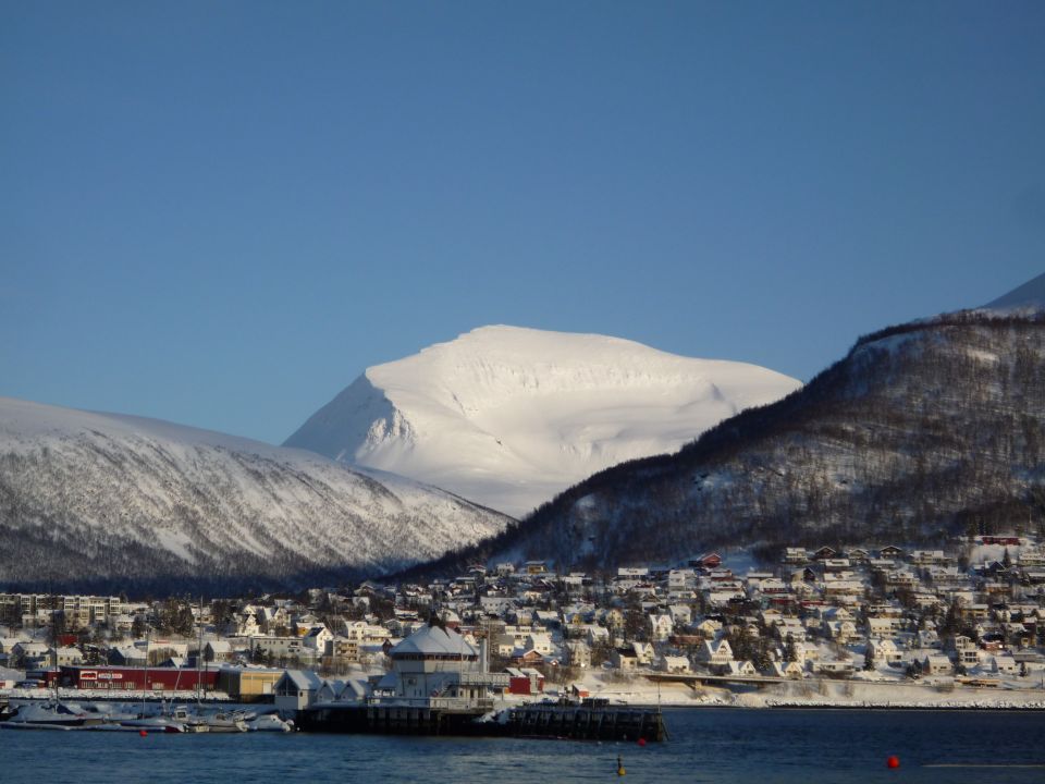 Montagnes enneigées a Tromsø en norvege