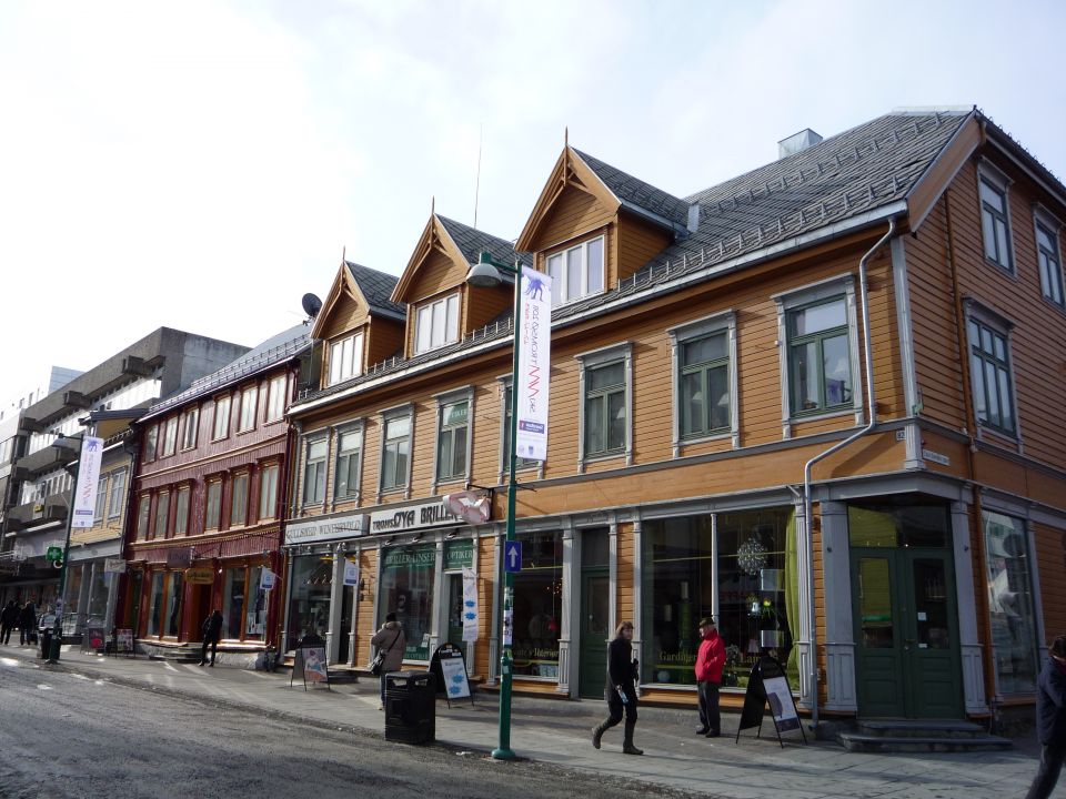 rue de Tromsø en norvege et maisons en bois