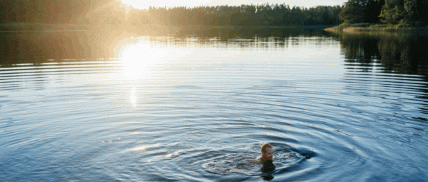 Lac suédois sous le soleil de minuit_Heléne Grynfarb_imagebank.sweden.se