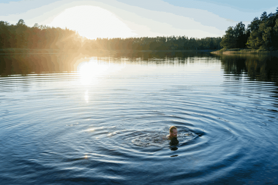 Lac suédois sous le soleil de minuit_Heléne Grynfarb_imagebank.sweden.se