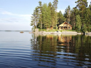 Cabane sur bord de lac en Finlande