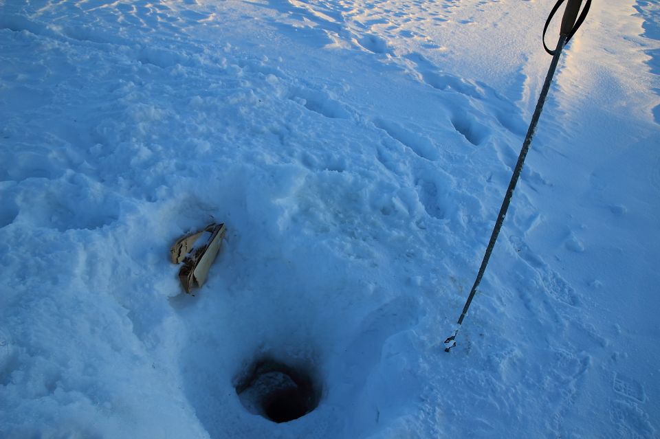 Le trou pour l'eau sur la riviere gelée en Laponie