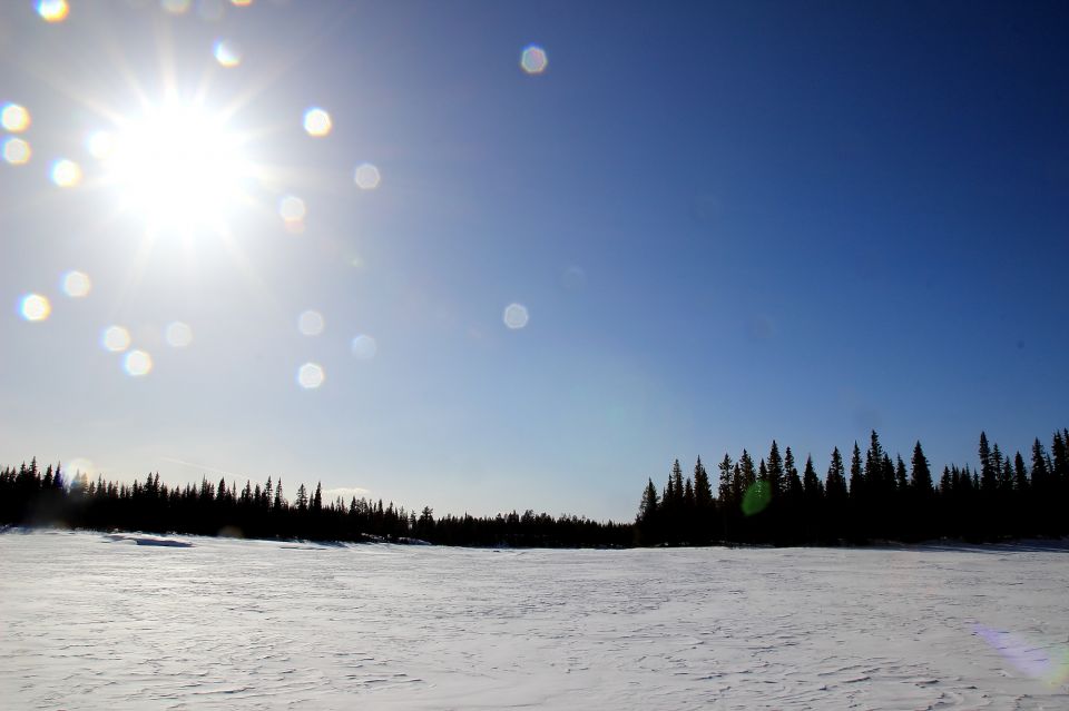 lac gelé en Laponie en skidoo