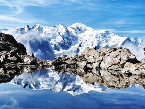 lac et vue sur le Mont-blanc