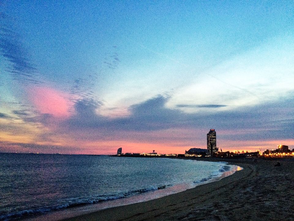 coucher de soleil plage barcelone
