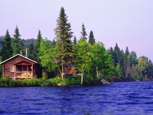 Cabane au Quebec sur le bord d'un lac