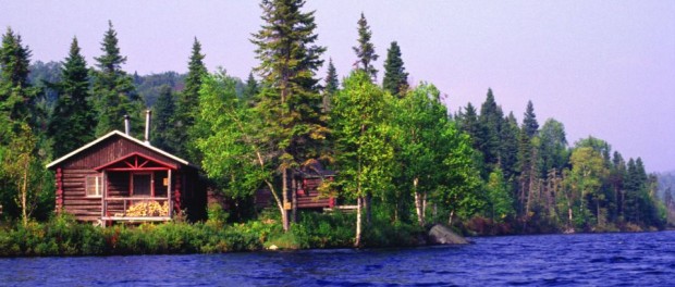Cabane au Quebec sur le bord d'un lac