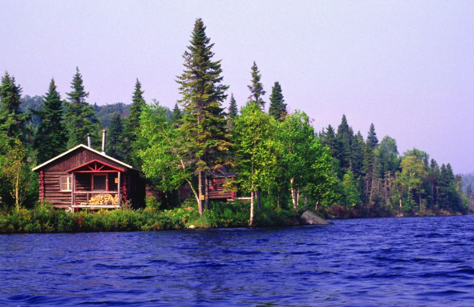 Cabane au Quebec sur le bord d’un lac